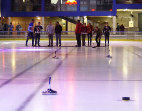 jeu de eisstock sur la glace de la patinoire Le Blizz