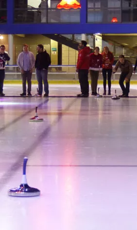 jeu de eisstock sur la glace de la patinoire Le Blizz