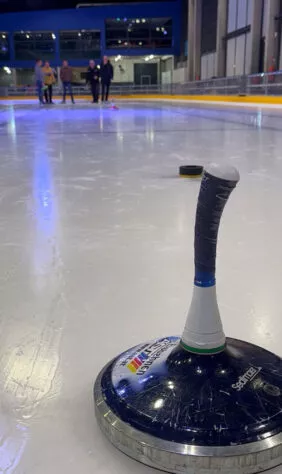 jeu de eisstock sur la glace de la patinoire Le Blizz