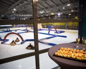 espace cocktail pour une soirée karting sur glace à la patinoire Le Blizz