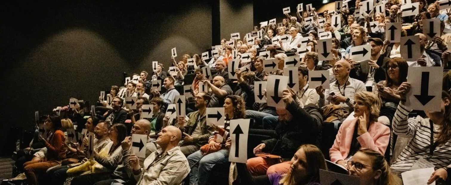 Un public participe à une conférence dans l'auditorium de la Maison des Associations