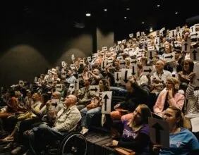 Un public participe à une conférence dans l'auditorium de la Maison des Associations