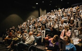 Un public participe à une conférence dans l'auditorium de la Maison des Associations