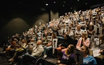 Un public participe à une conférence dans l'auditorium de la Maison des Associations