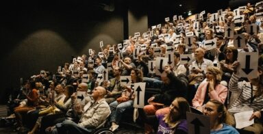 Un public participe à une conférence dans l'auditorium de la Maison des Associations