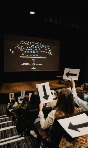 Un public participe à une conférence dans l'auditorium de la Maison des Associations