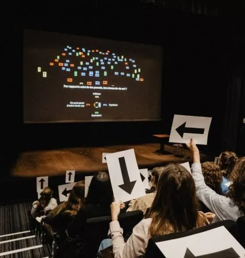 Un public participe à une conférence dans l'auditorium de la Maison des Associations