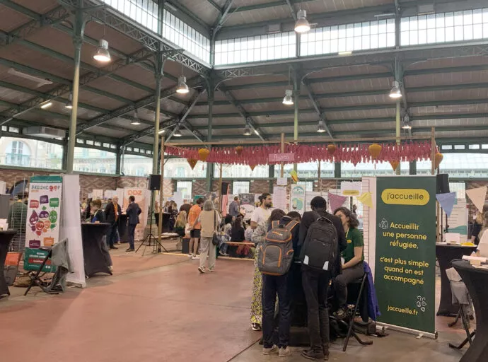 Des stands pour un forum professionnel à la halle martenot