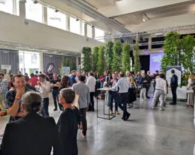 Une foule pour un cocktail à la halle de la brasserie