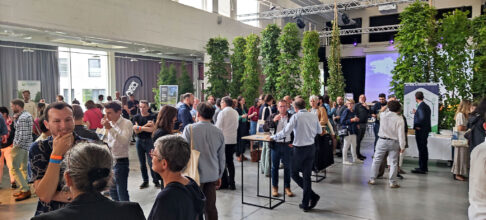 Une foule pour un cocktail à la halle de la brasserie