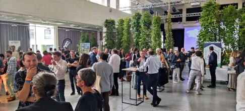 Une foule pour un cocktail à la halle de la brasserie