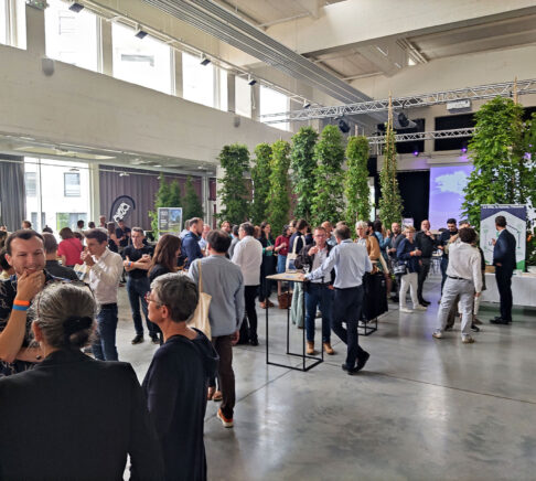 Une foule pour un cocktail à la halle de la brasserie