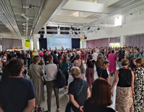 Une foule pour un cocktail à la halle de la brasserie