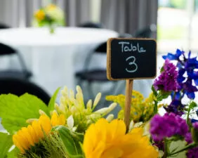 composition florale pour un événement professionnel à la halle de la brasserie