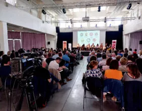 Une conférence lors d'un séminaire d'entreprise à la halle de la brasserie