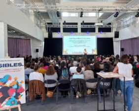 Une conférence avec parterre de chaises à la Halle de la Brasserie