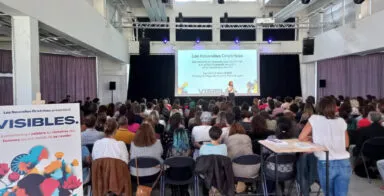 Une conférence avec parterre de chaises à la Halle de la Brasserie