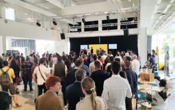 Un public assistant à une remise de prix à la Halle de La Brasserie