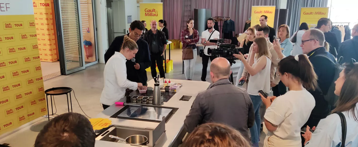 Une démonstration de cuisine à la Halle de La Brasserie pour le Gault et Millau Tour