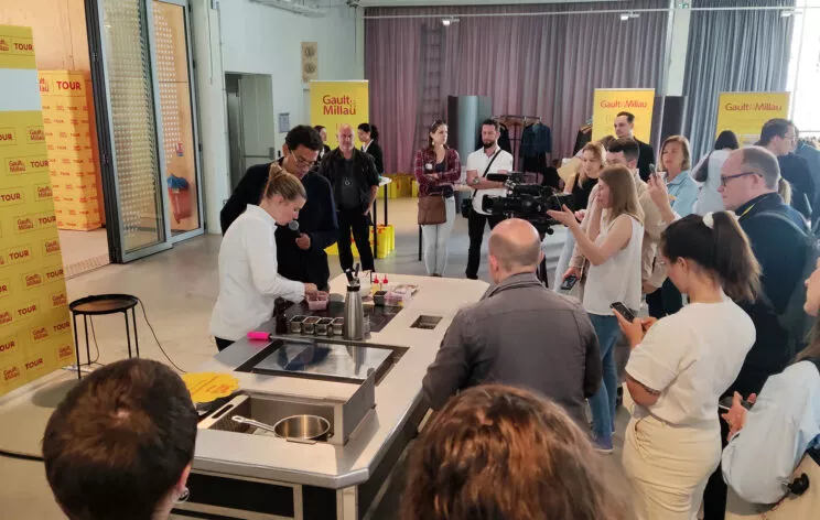 Une démonstration de cuisine à la Halle de La Brasserie pour le Gault et Millau Tour