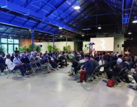 Parterre de chaises pour une conférence à la halle de la courrouze