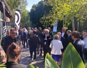 Participants d'une soirée inaugurale sur la terrasse extérieure et verdoyante de la halle de la courrouze