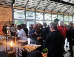 Participants dégustant un cocktail dinatoire à la halle de la courrouze