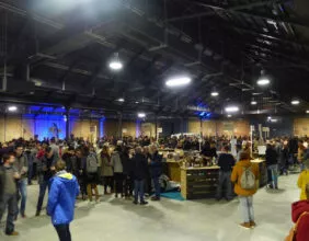 Stand d'exposants avec dégustation de bière pour un salon grand public à la halle de la courrouze