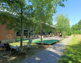 vue extérieure de la halle de la courrouze avec sa terrasse