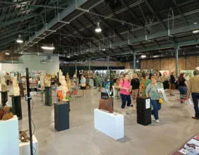 Stands et exposition d'oeuvres d'artistes pour une vente éphémère à la halle de la courrouze