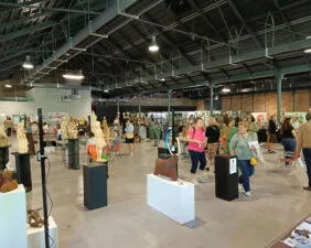 Stands et exposition d'oeuvres d'artistes pour une vente éphémère à la halle de la courrouze