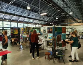 Stands et exposition d'oeuvres d'artistes pour une vente éphémère à la halle de la courrouze