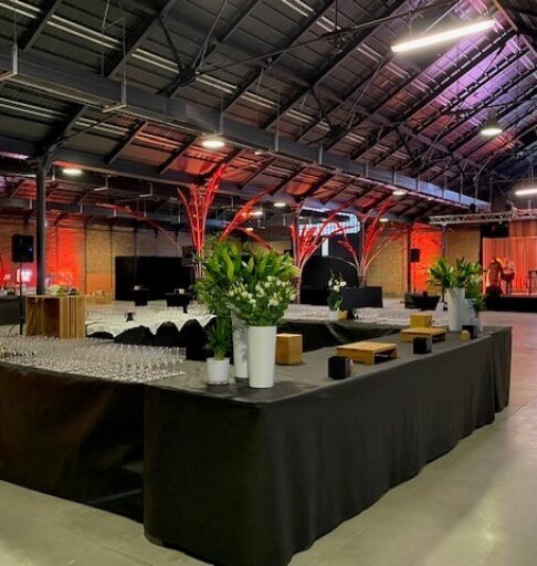 Un espace cocktail pour une soirée d'entreprise à la Halle de la courrouze