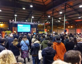 foule assistant à un discours à la halle martenot