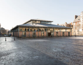 Vue extérieure de la halle martenot sur la place des Lices à Rennes