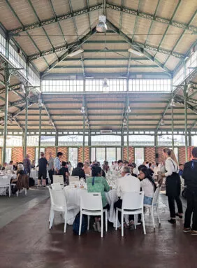 déjeuner assis en tables ronde à la halle martenot