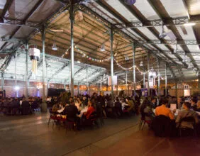 repas assis lors d'un diner de gala à la halle martenot