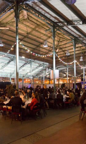 repas assis lors d'un diner de gala à la halle martenot