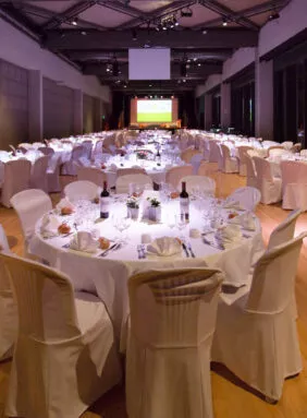 aménagement en tables-ronde pour un diner de gala à la salle L'Étage