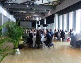 Déjeuner d'entreprise en tables ronde à la salle L'Étage