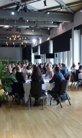 Déjeuner d'entreprise en tables ronde à la salle L'Étage