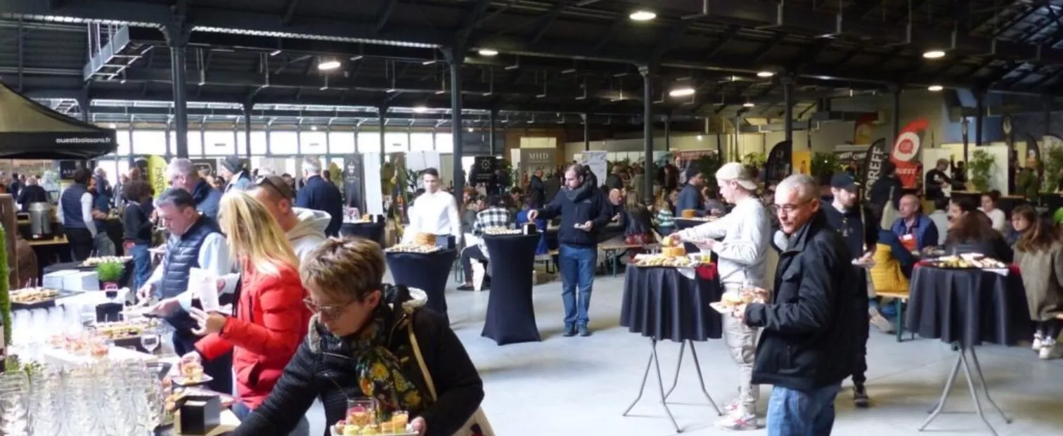 Un buffet traiteur lors d'un salon professionnel à la Halle de la Courrouze