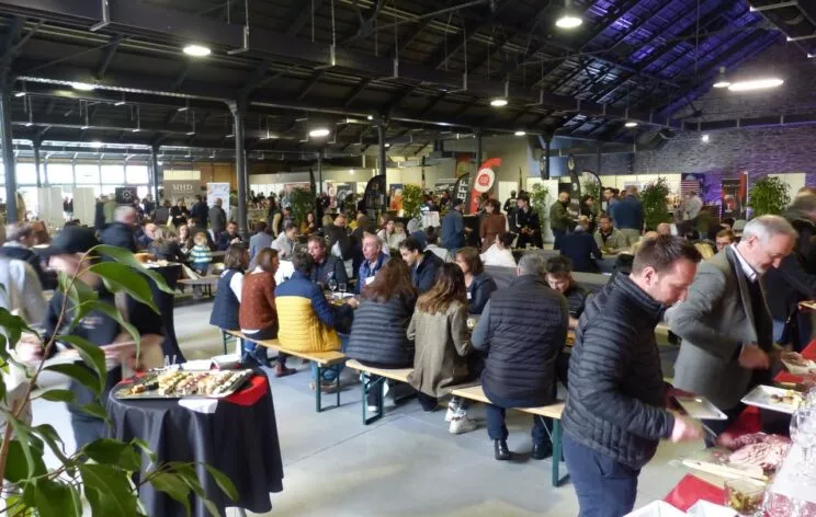 Des tables mises en place pour des dégustations lors d'un salon professionnel à la Halle de la Courrouze