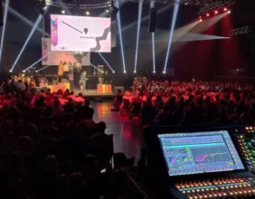 plénière congrès avec régie et écran dans la grande salle du Liberté