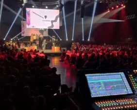 plénière congrès avec régie et écran dans la grande salle du Liberté