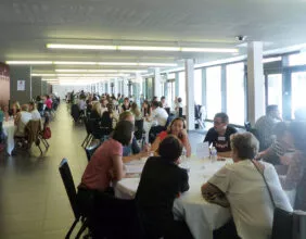 ateliers de travail en table ronde dans le hall du Liberté