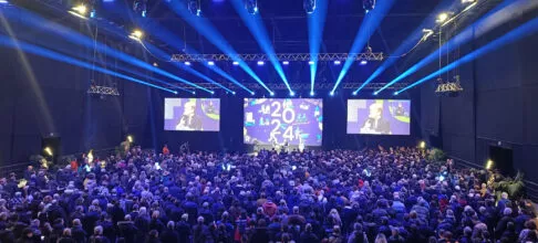 Foule assistant au discours des voeux de Rennes Métropole dans la salle Le Liberté