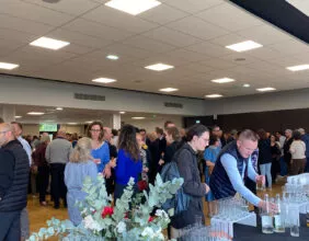 foule participants à un cocktail déjeunatoire dans la grande salle du Ponant