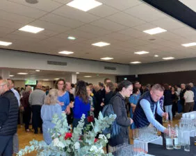 foule participants à un cocktail déjeunatoire dans la grande salle du Ponant