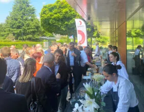 Cocktail déjeunatoire sur la terrasse extérieure du Ponant